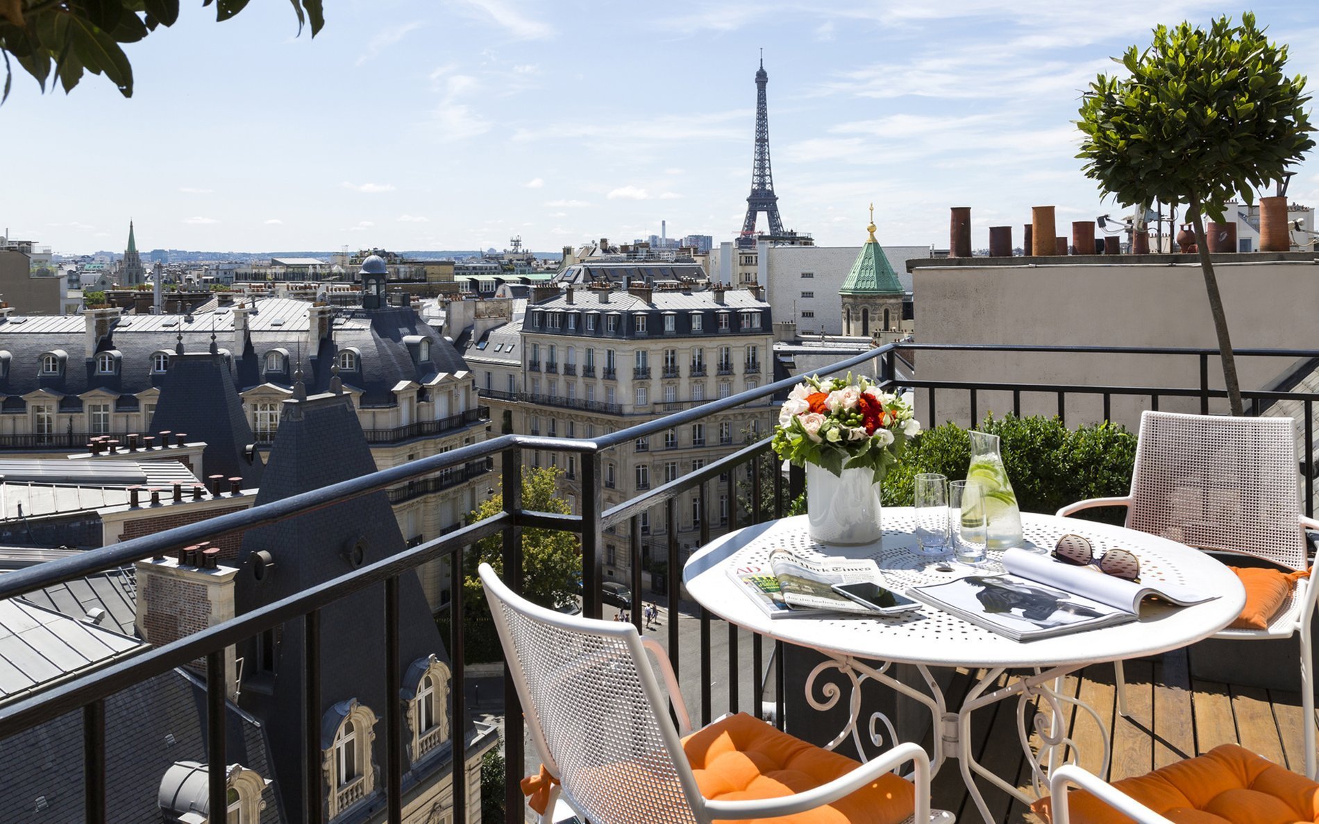 Terrasse de la Junior Suite de l’Hôtel San Régis, avec vue panoramique sur la Tour Eiffel et toits parisiens.